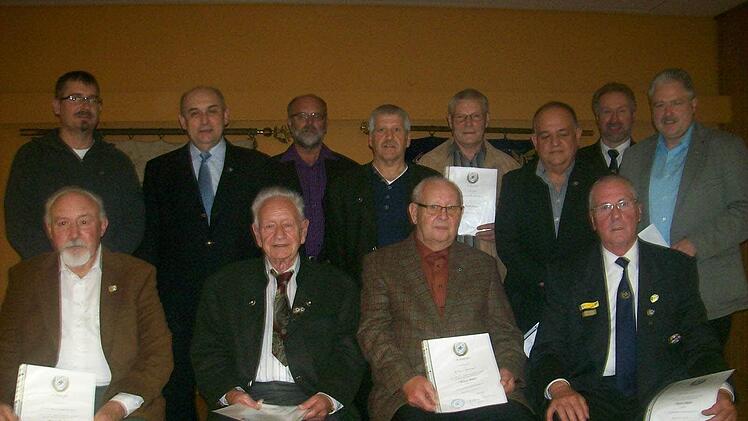 Auszeichnung mit der Treunadel: vorne von links: Adolf Kreuzpaintner 50), Werner Halle (40), Dieter Manger (25), Ottmar Bohn (50). Hintere Reihe für 25-jährige Mitgliedschaft wurden geehrt: von links: Michael Frank, Alfred Schrenk, Albin Kleinheinz, Klaus Schuhman, Karl-Heinz Schumm (Vertretung für Vater Gottfried (70), Michael Masso, Roland Fröhlich, Jürgen Köstler. Es fehlte krankheitsbedingt Gottfried Schumm der seit 70 Jahren der Kameradschaft angehört