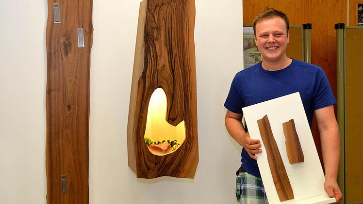 Florian Grom mit seiner Nußbaum-Garderobe