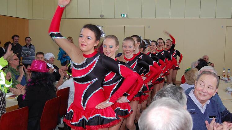 Beim Fasching in der Mehrzweckhalle Oberthulba kamen besonders die Tänzerinnen gut an. Fotos: Günther Straub