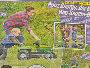 Tobias Forkel aus der Marketingabteilung der Neustadter Firma Rolly Toys hat die grün-gelben Traktoren bei der Zeitungslektüre sofort erkannt: Seine Firma produziert exklusiv für den US-Landmaschinenhersteller John Deere Tretfahrzeuge. Repro: Rainer Lutz