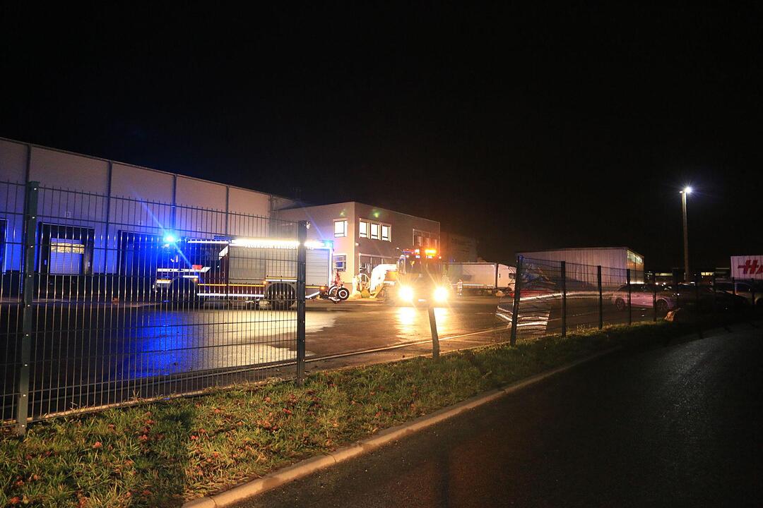 Transporter durchbricht Zaun