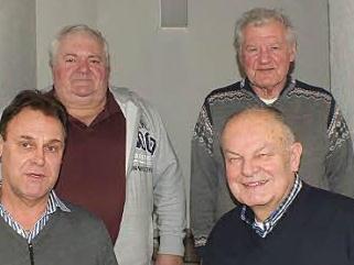 Georg Mundt (vorne rechts) zeichnete Joachim Lohmaier, Karl Schnappauf und Harald Neumüller (von links) aus. Foto: Manfred Welker
