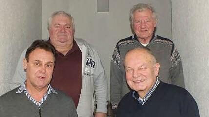 Georg Mundt (vorne rechts) zeichnete Joachim Lohmaier, Karl Schnappauf und Harald Neumüller (von links) aus. Foto: Manfred Welker