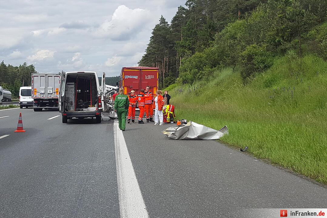 Transporter kollidiert mit Lkw auf der A9 - Kradfahrer stürzt