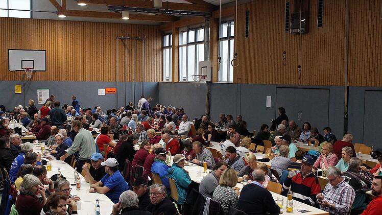 Nach der Wanderstrecke kann man sich ruhig ein paar Kalorien gönnen. Um 11 Uhr war die Halle voll besetzt. Evi Seeger