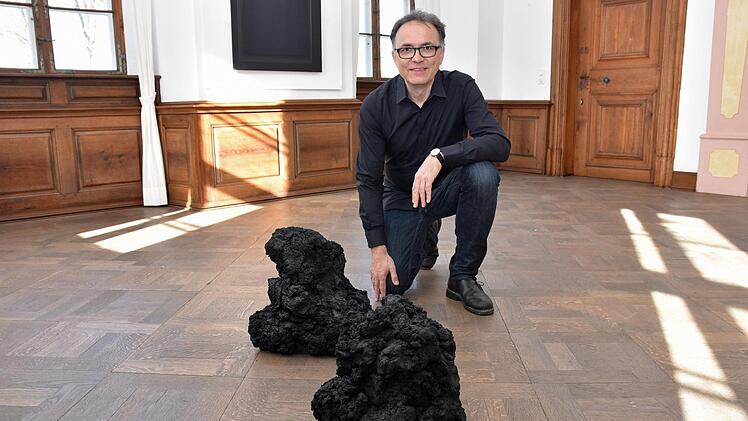 Die Bodenarbeiten von Matthias Lutzeyer sind Haufen, die aus der Urzeit direkt in diese Schlossräume geplumpst sind. Sie tragen alle Möglichkeiten der Entwicklung in sich.Ulrike Langer