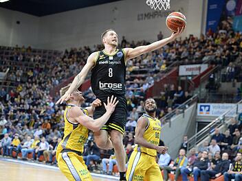 Nate Linhart trug zwei Jahre das Medi-Trikot. Am Sonntag kommt er mit Bonn in die Oberfrankenhalle zurück. Foto: Peter Mularczyk