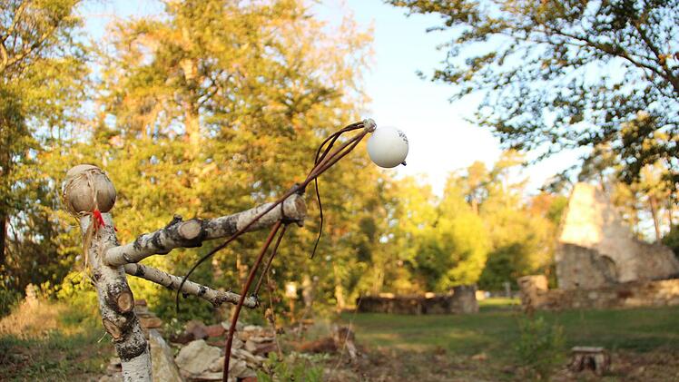 Holzfigur an der Michelskirchruine.Heike Beudert