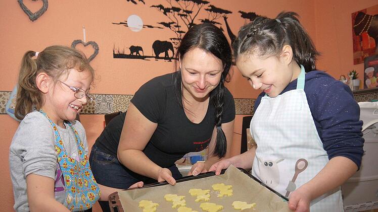 "Löschi"-Backen macht sichtlich  Spaß. - Foto: Berthold Köhler