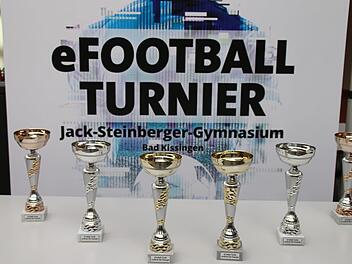 Schon vergangenes Jahr gab es ein eFußballturnier. Da konnte es noch am Jack-Steinberger-Gymnasiums ausgetragen werden. Jetzt machen die Teilnehmer von zuhause aus mit.