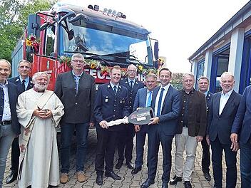 Die Feuerwehrler aus Mainleus freuen sich bei der offiziellen Schlüsselübergabe durch Bürgermeister Robert Bosch an Kommandant Christoph Zimmermann über das neue Fahrzeug.