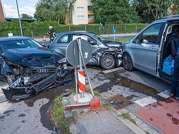 Bamberg: Autos bei Unfall gegeneinander geschleudert