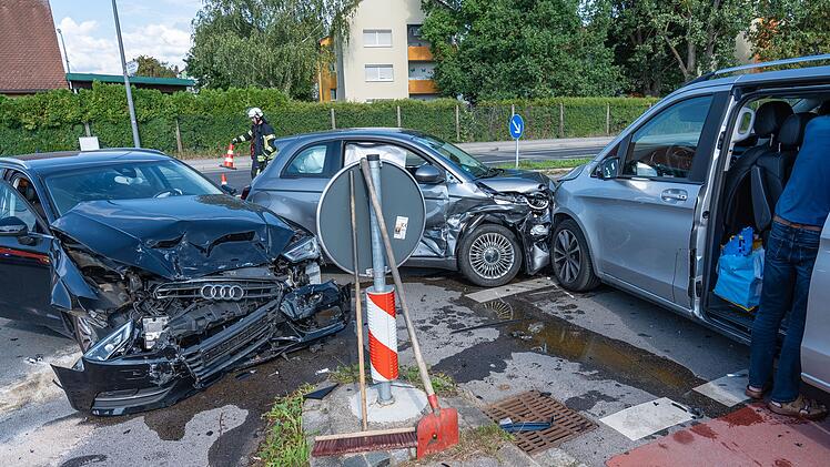 Bamberg: Autos bei Unfall gegeneinander geschleudert