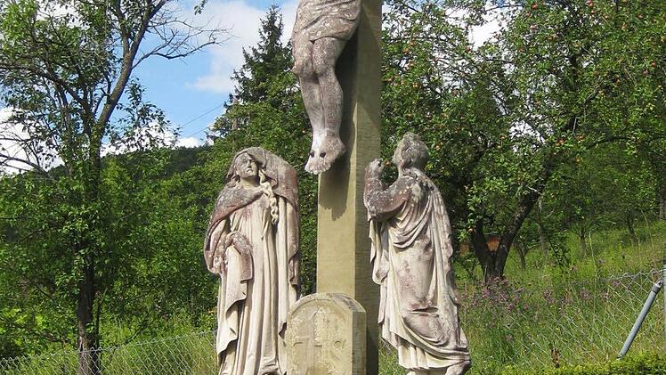 Valentin Weidner hat die Kreuzigungsgruppe auf dem Friedhof in Winkels geschaffen. Foto:  Eberth