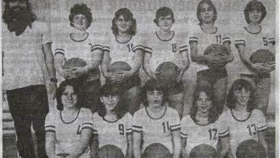 1980 holten die Mädchen der Volksschule Oerlenbach die bayerische Meisterschaft. Beim Bundesentscheid in Berlin wurde das Team Siebter. Von links stehend Trainer Peter Iberl, Isolde Walter, Heike Servatius, Angela Walter, Birgit Schlotter, Ina Meyerer, sitzend Ulrike Wetterich, Elke Reuscher, Sabine Borst, Gudrun Seufert und Ilka Vogel. Foto: privat