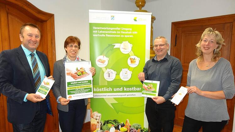 (Von links): Bürgermeister Udo Baumann, Doris Hartan-Khan, Tourismusreferent Gerhard Nägler und Brigitte Dickas. Foto: Marion Eckert