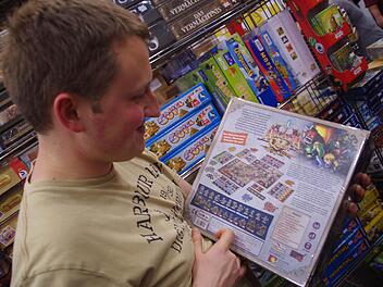 Maximilian Heinkele checkt, ob diese Neuerscheinung etwas für sein Spieleregal ist. Foto: Marco Meißner