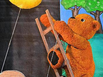 Der Mondbär versucht, den Mond auf die Erde zu holen. Foto: K.-H. Zitzmann