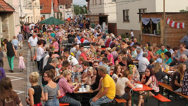 In der Festmeile des Winzerortes Steinbach herrschte gute Stimmung und Hochbetrieb.