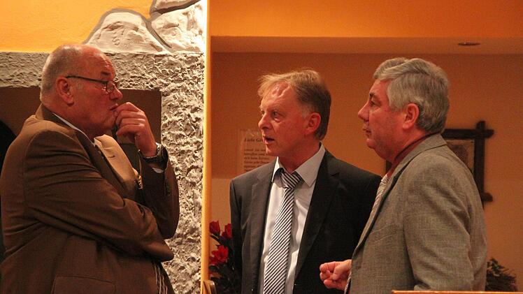 Vor Beginn der Nominierungsversammlung der Freien Wähler: Bürgermeister Dieter Adam, Günther Stenglein und Ortsverbandsvorsitzender Herbert Pieper. Foto: Jürgen Gärtner