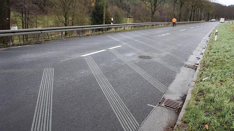Die Fräsrillen auf der B85 bei Weißenbrunn sind an die geringe Straßenneigung angepasst. Foto: Friedwald Schedel