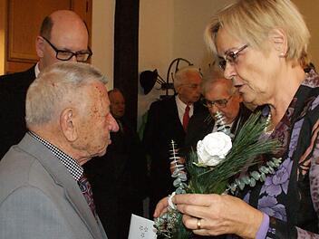Blumen von der Dame: Bundestagsvizepräsidentin a.D. Susanne Kastner gratulierte ihrem Mentor Heiner Schneier zum 90. Geburtstag. Hinter Schneier steht Zeils Bürgermeister Thomas Stadelmann. Weitere Gratulanten waren (von rechts) der andere Zeiler Ehrenbürger Ludwig Leisentritt und der frühere Landrat des Kreises Haßfurt und später des Landkreises Haßberge, Walter Keller.  Foto: Sabine Weinbeer