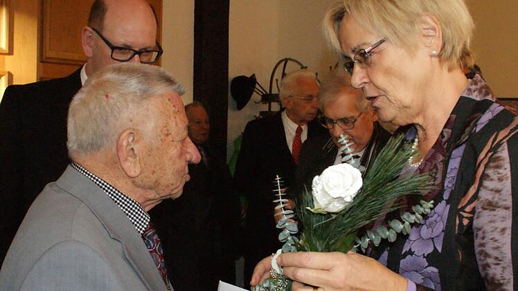Blumen von der Dame: Bundestagsvizepräsidentin a.D. Susanne Kastner gratulierte ihrem Mentor Heiner Schneier zum 90. Geburtstag. Hinter Schneier steht Zeils Bürgermeister Thomas Stadelmann. Weitere Gratulanten waren (von rechts) der andere Zeiler Ehrenbürger Ludwig Leisentritt und der frühere Landrat des Kreises Haßfurt und später des Landkreises Haßberge, Walter Keller.  Foto: Sabine Weinbeer