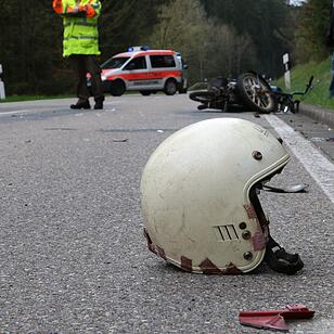 Motorrad und Moped kollidieren bei Pleinfeld
