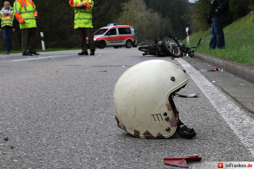 Motorrad und Moped kollidieren bei Pleinfeld