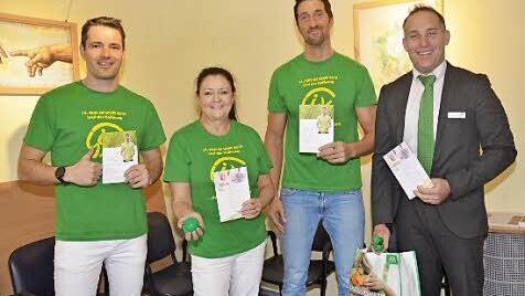 Sie spielten sich den Ball zu und zeichnen verantwortlich für eine neue Reha-Sportgruppe für Krebspatienten (v. l.): Dr. Thomas Stauch, Dr. Martina Stauch, Sven Scharr, Michael Müller Foto: K.- H. Hofmann