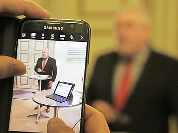 Philosophierte über den Fluch und Segen moderner Handys und stand dabei selbst im Fokus: Oberbürgermeister Norbert Tessmer bei der Präsentation von Coburg Hotspot am Dienstagabend im Rathaus. Foto: Simone Bastian
