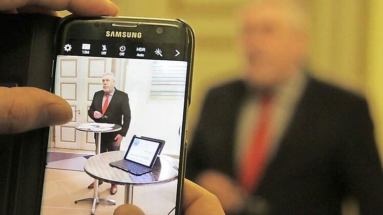 Philosophierte über den Fluch und Segen moderner Handys und stand dabei selbst im Fokus: Oberbürgermeister Norbert Tessmer bei der Präsentation von Coburg Hotspot am Dienstagabend im Rathaus. Foto: Simone Bastian