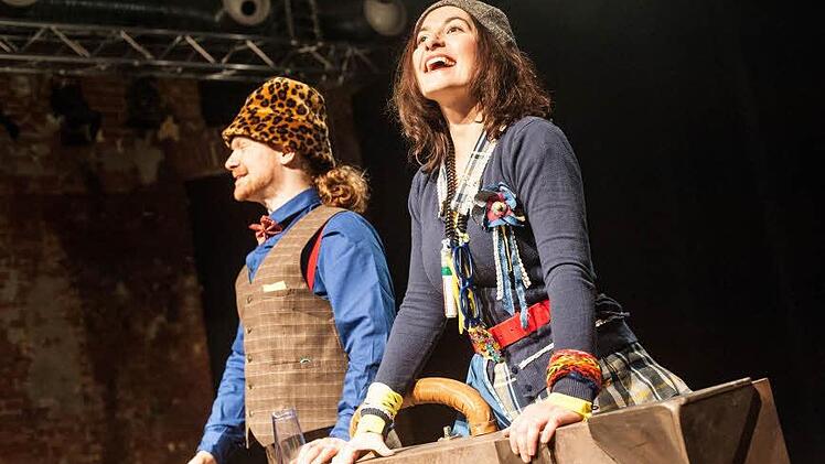 Benjamin Bochmann als Schnuck und Heidi Lehnert als Schnickschnack auf der Bühne in der Alten Seilerei Foto: Chapeau Claque