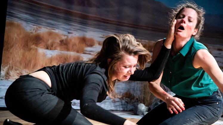 Furioses Kammerspiel: Szene aus der Coburger Erstaufführung der Komödie "Gespräch wegen der Kürbisse" in der Reithalle.Foto: Sebastian Buff