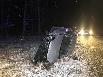 Bei einem Unfall nahe Hummelmarter im Kreis Ha&szlig;berge ist ein junger Mann leicht verletzt worden. Doch f&uuml;r den Fahranf&auml;nger h&auml;tte es deutlich schlimmer kommen k&ouml;nnen. Foto: News5/Merzbach
