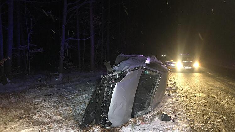 Bei einem Unfall nahe Hummelmarter im Kreis Haßberge ist ein junger Mann leicht verletzt worden. Doch für den Fahranfänger hätte es deutlich schlimmer kommen können. Foto: News5/Merzbach