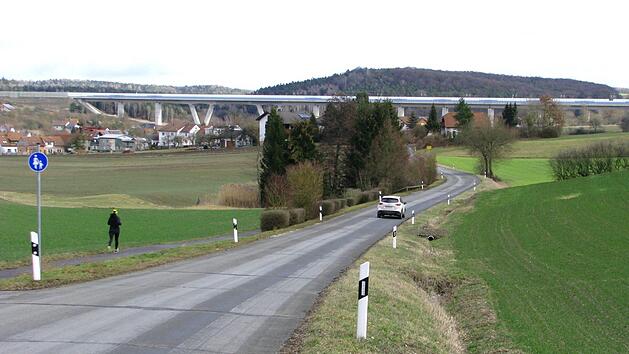 Viele Pkw- und Zweiradfahrer haben schon geflucht, wenn sie r&uuml;ttelnd und ratternd &uuml;ber die Ortsverbindungsstra&szlig;e Untersiemau-Wei&szlig;enbrunn gefahren sind. Das soll bald der Vergangenheit angeh&ouml;ren. Der Gemeiderat hat ein R&ouml;dentaler Unternehmen mit Stra&szlig;ensanierungen beauftragt.     Foto: Norbert Karbach