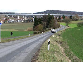 Viele Pkw- und Zweiradfahrer haben schon geflucht, wenn sie rüttelnd und ratternd über die Ortsverbindungsstraße Untersiemau-Weißenbrunn gefahren sind. Das soll bald der Vergangenheit angehören. Der Gemeiderat hat ein Rödentaler Unternehmen mit Straßensanierungen beauftragt.     Foto: Norbert Karbach