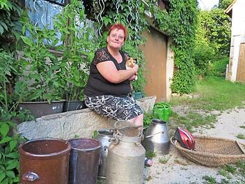 Silvia Donath (mit Kätzchen "Keks") hat schon einige Flohmarktartikel hergerichtet. Foto: Monika Schütz
