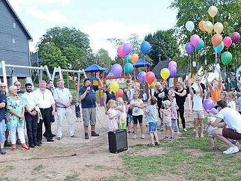 Bei der Übergabe des Kinderspielplatzes Brauersdorf anlässlich des Dorffestes ließen die Kinder Luftballons gen Himmel steigen.  Foto: K.- H. Hofmann