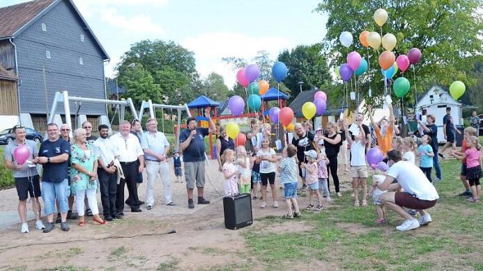 Bei der Übergabe des Kinderspielplatzes Brauersdorf anlässlich des Dorffestes ließen die Kinder Luftballons gen Himmel steigen.  Foto: K.- H. Hofmann