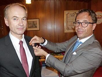 Präsident Jürgen Gros (rechts) verlieh Bankvorstand Ralph Goller (links) anlässlich des 40. Dienstjubiläumsn die Goldene Ehrennadel des Genossenschaftsverbands Bayern. Foto: Klaus-Peter Wulf