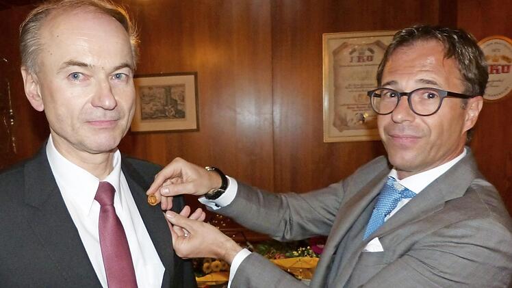 Präsident Jürgen Gros (rechts) verlieh Bankvorstand Ralph Goller (links) anlässlich des 40. Dienstjubiläumsn die Goldene Ehrennadel des Genossenschaftsverbands Bayern. Foto: Klaus-Peter Wulf