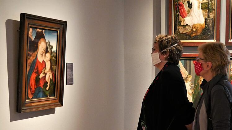 Auf Tuchfühlung mit Lucas Cranach - mit Gesichtsschutz.  Foto: Sandra Hackenberg