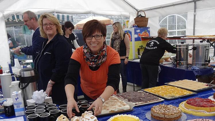 Die Frauen hinter der Etwashäuser Burschenschaft haben leckere Schneeballen, Kuchen und Torten gebacken.