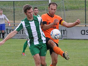 Mit fünf Treffern war David Wenzel vom SV Buchbach (rechts, hier im Spiel beim FC Stockheim) der erfolgreichste Torschütze des vergangenen Wochenendes auf Kreisebene. Foto: Herbert Kalb