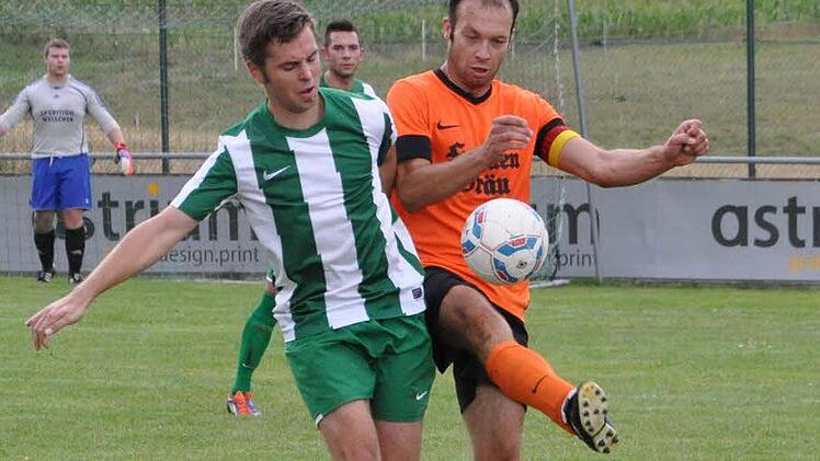 Mit fünf Treffern war David Wenzel vom SV Buchbach (rechts, hier im Spiel beim FC Stockheim) der erfolgreichste Torschütze des vergangenen Wochenendes auf Kreisebene. Foto: Herbert Kalb