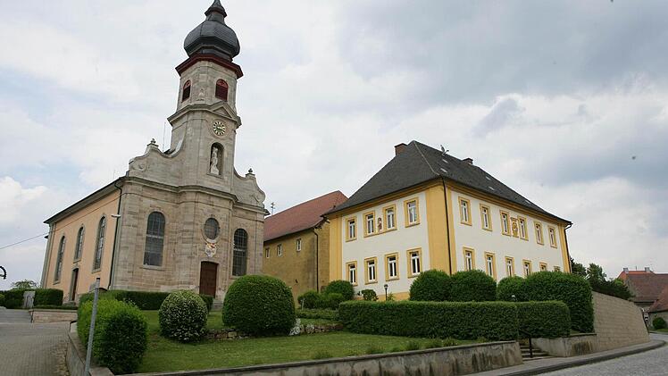 So sah der Kirchplatz vor der Umgestaltung aus. Foto: Matthias Hoch