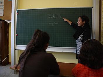 Lashanna Edmond übersetzt mit den Kinder zunächst einzelne Wörter ins Deutsche. Foto: Robert Huger
