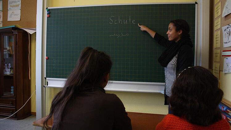 Lashanna Edmond übersetzt mit den Kinder zunächst einzelne Wörter ins Deutsche. Foto: Robert Huger